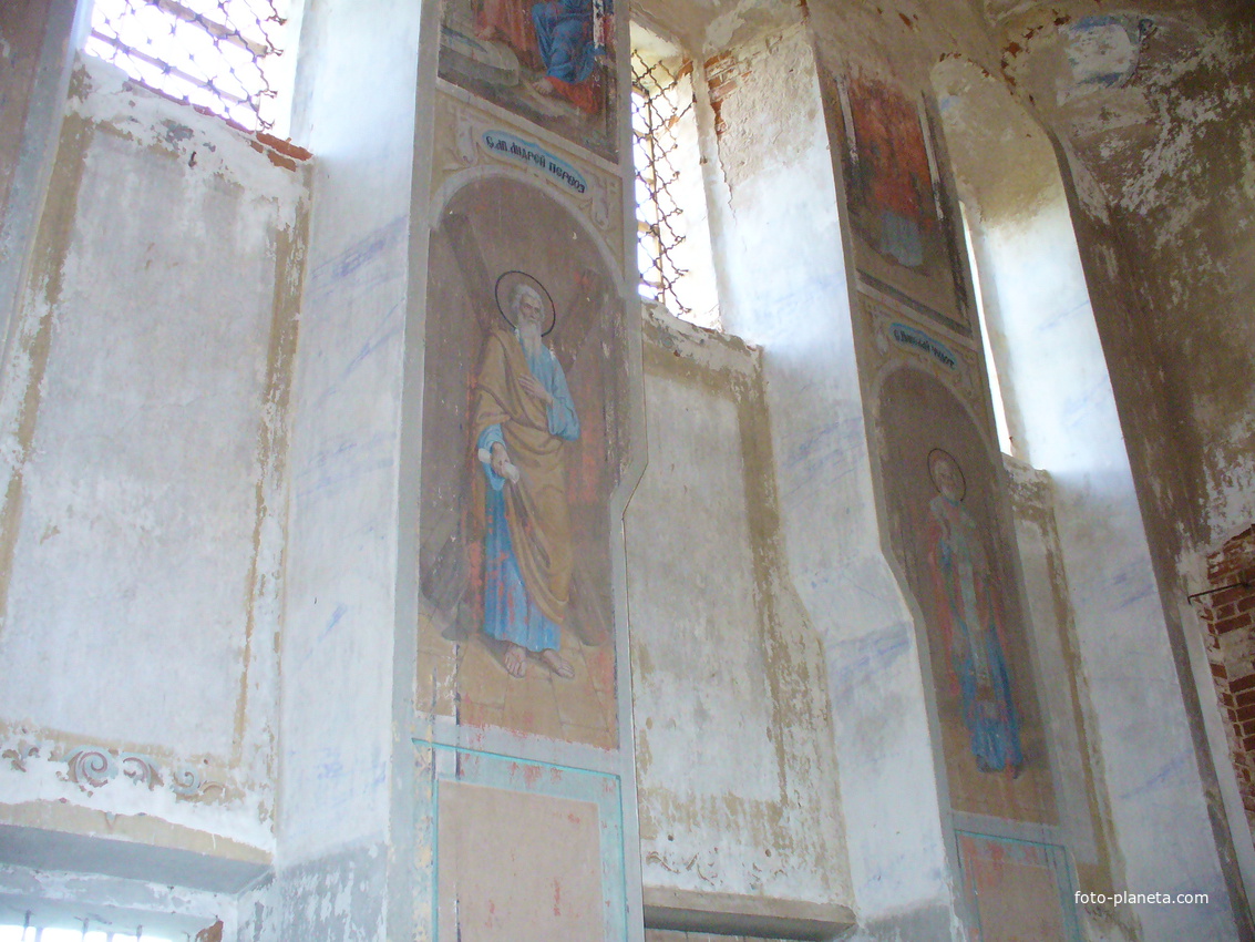 Фрески на стенах церкви