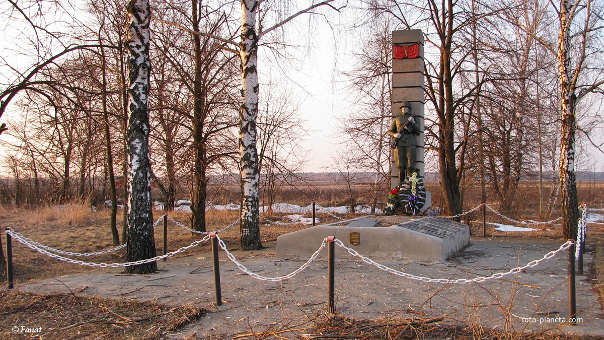 Братская могила погибших воинов во время ВОВ возле деревни