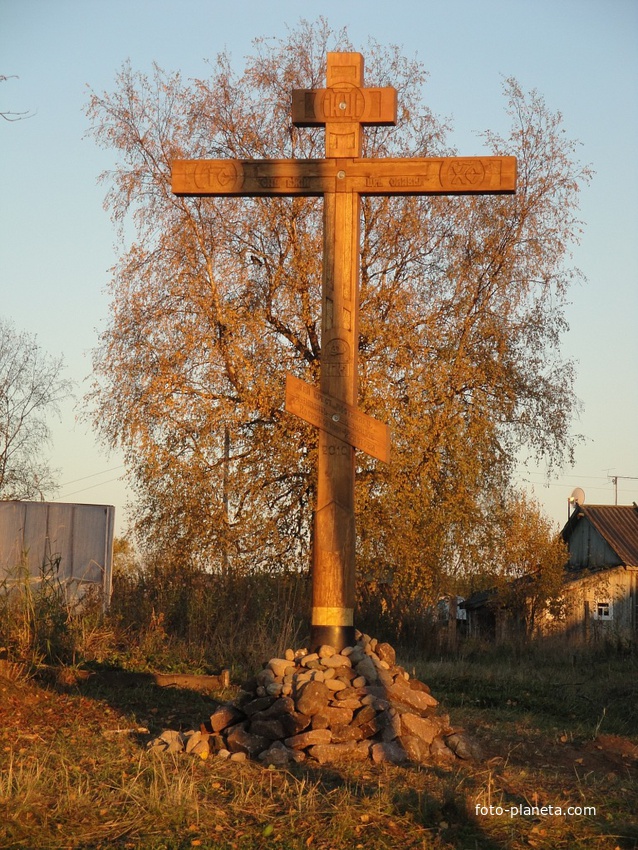 Поклонный Крест на месте бывшего каменного храма Воскресения Господня