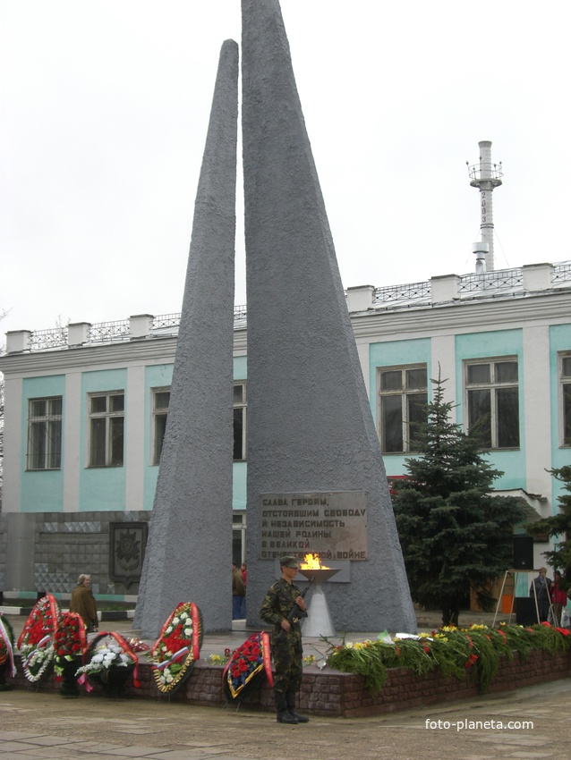 Монумент Победы (Площадь перед дк)День Победы 2010 год
