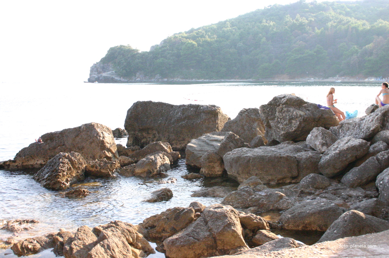 Камни около берега