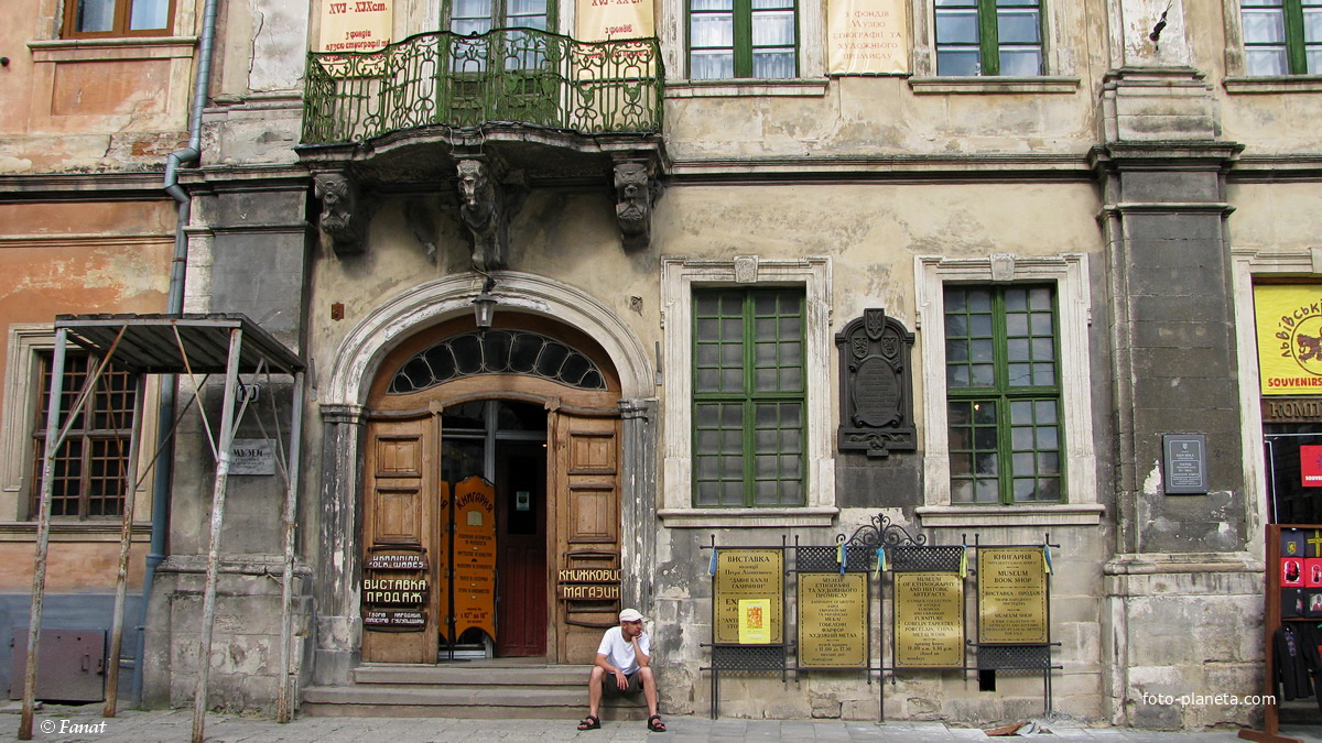 Вход в музей этнографии