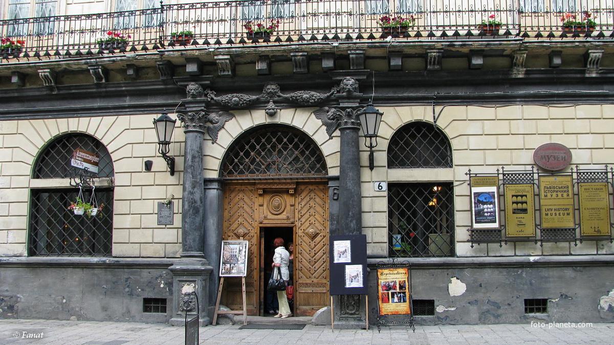 Портал исторического музея, площадь Рынок,6
