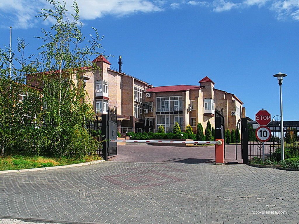 За шлагбаумом