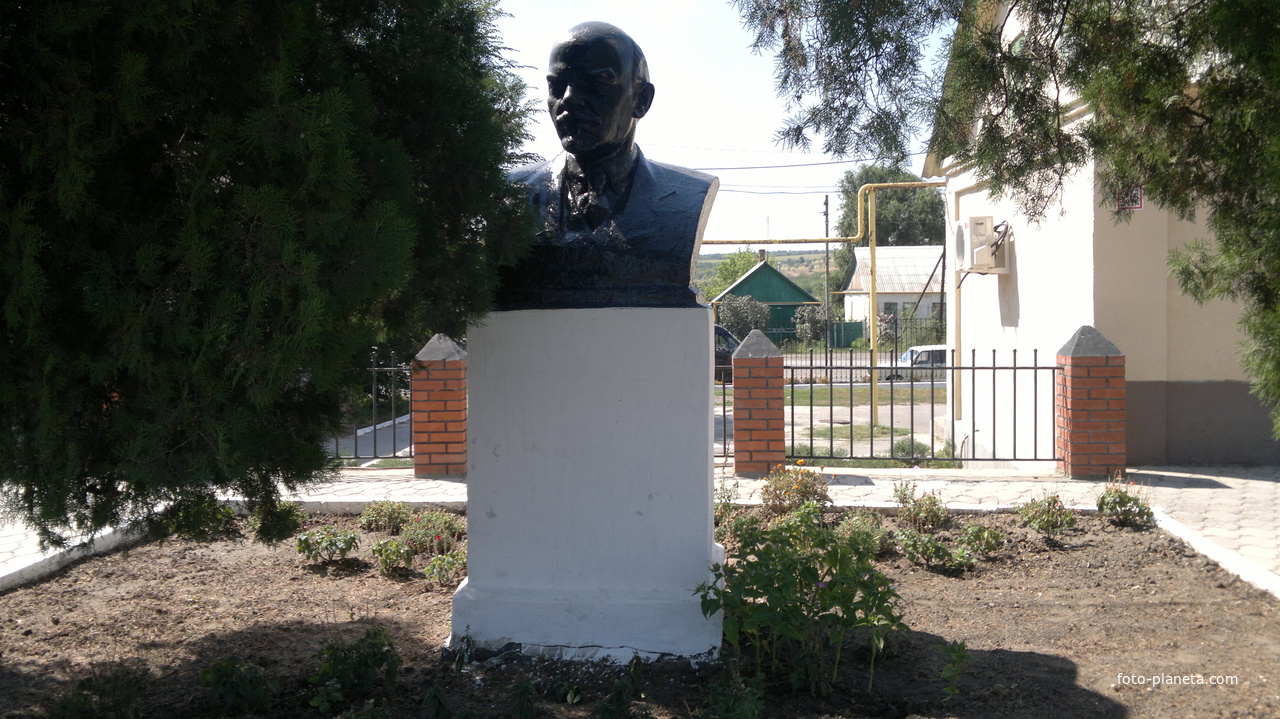 Каменоломни. Памятник В.И. Ленину у ЖД вокзала.