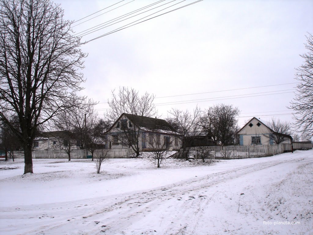 Дом перед автобусной остановкой (справа за кадром памятник вождю всех пролетариев)