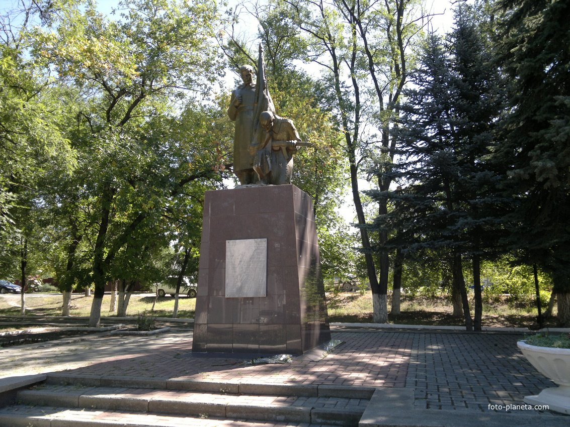 Каменоломни. Памятник землякам погибшим в гражданскую и ВО войну.