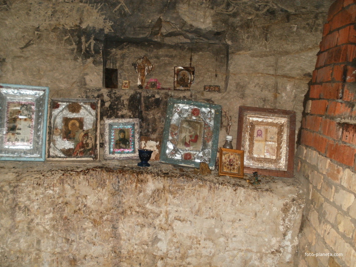 внутри пещерного монастыря