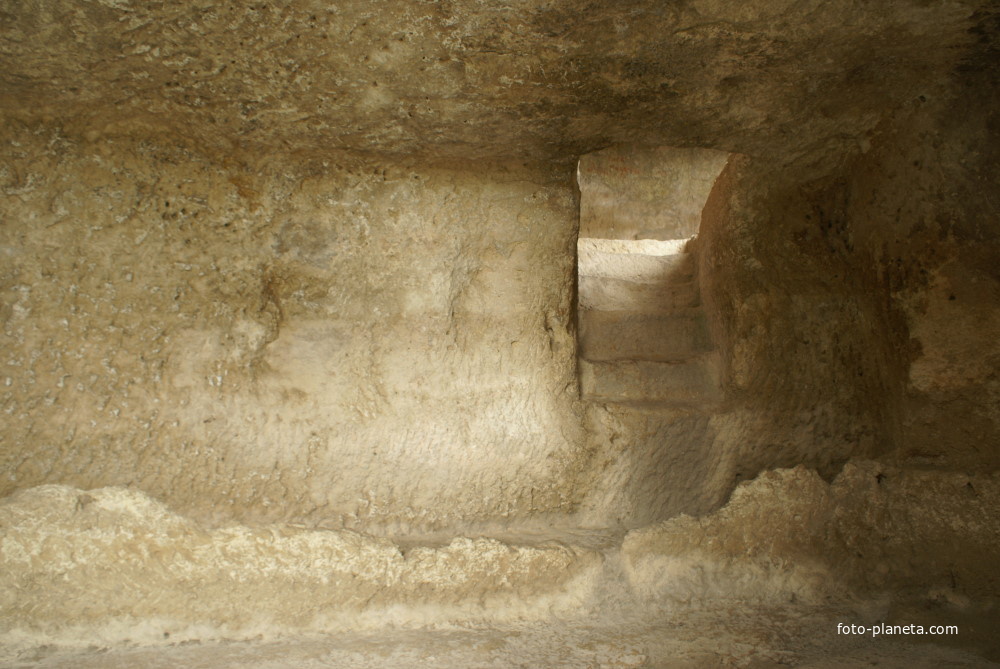 Чуфут-Кале. Пещеры у южных ворот
