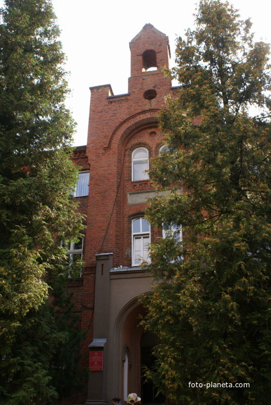 Здание гимназии начала 20-го века (городская админестрация)