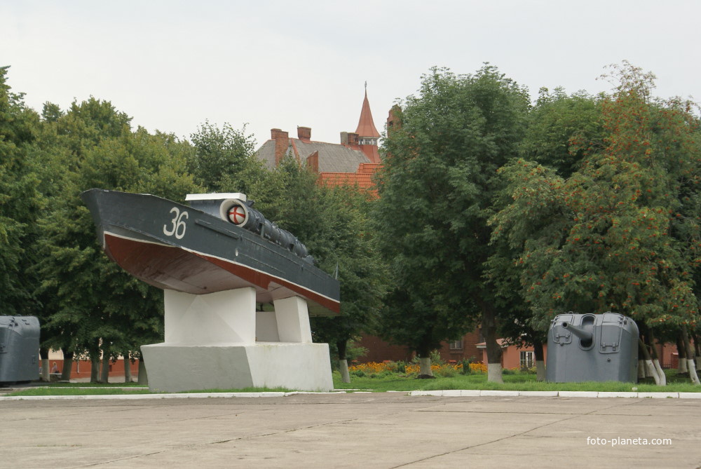 Памятник - катер