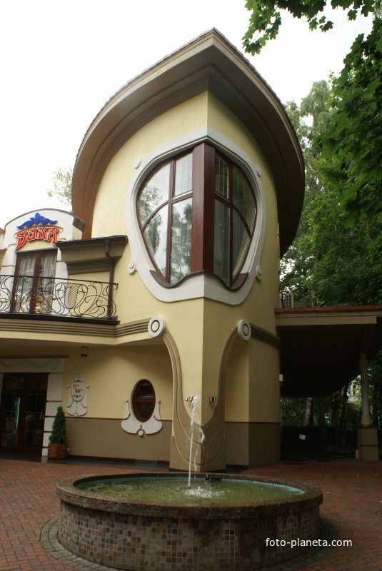 Курортный городок, выстроенный на высоком и холмистом берегу Балтики.