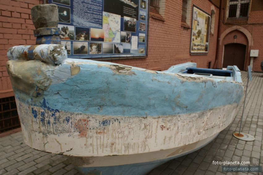 Трофейная лодка сомалийских пиратов в музее Балтийсеого флота.
