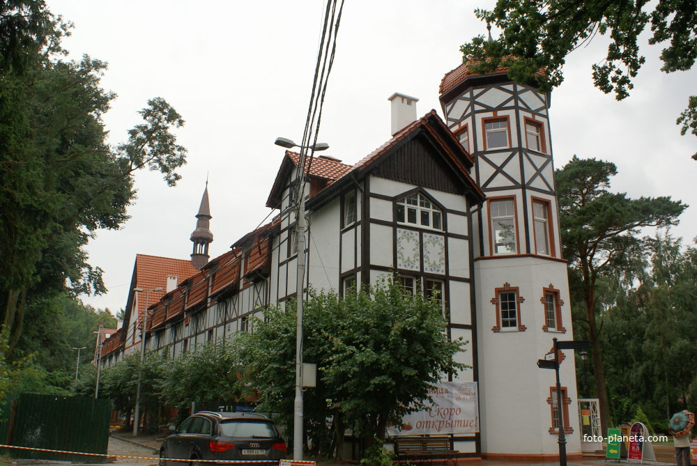 Новодельная архитектура строится с соблюдением декоративно-курортного стиля