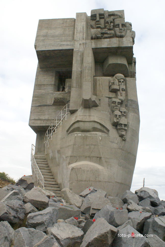 Памятник Маска Скорби