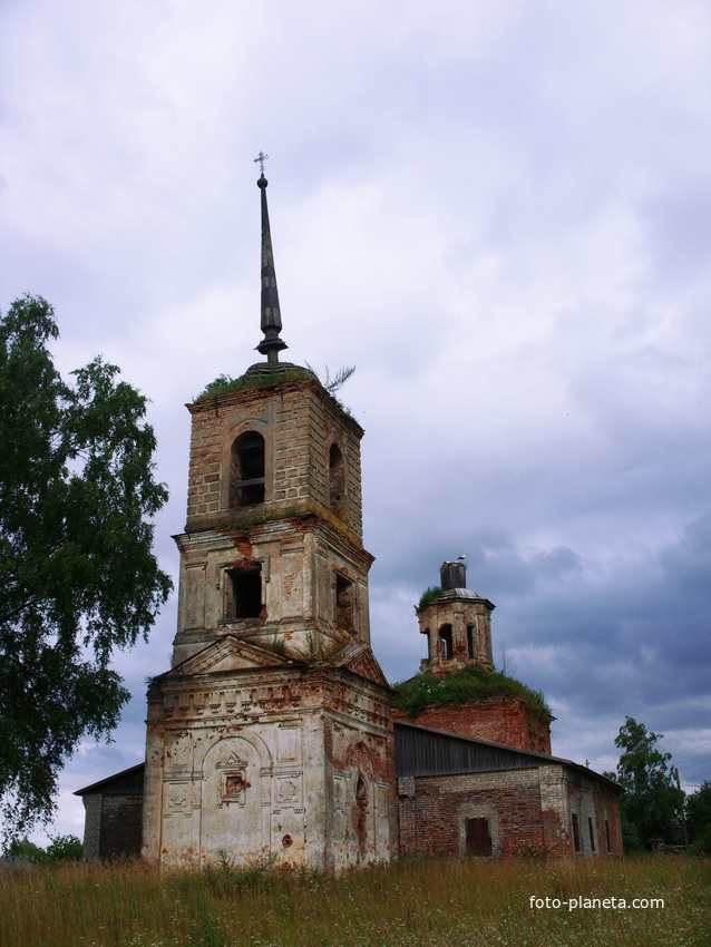 Троицкая церковь в деревне Луги