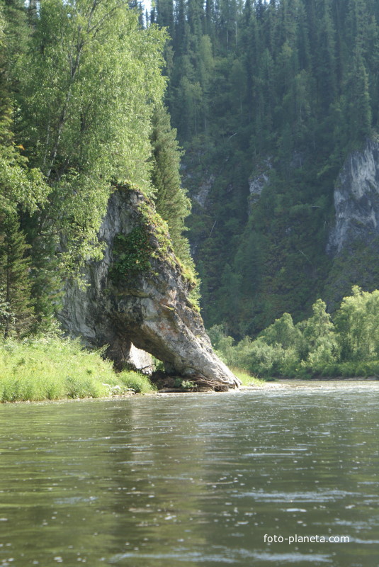 р. Мрассу. Скальная арка Шалаш-камень (Одаг-таш)