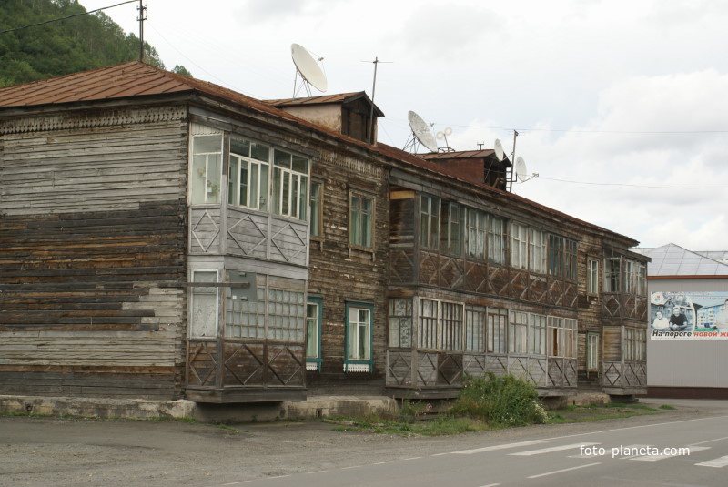 Напротив вокзала ул. Ленина застроена деревянными многоквартиными двухэтажками