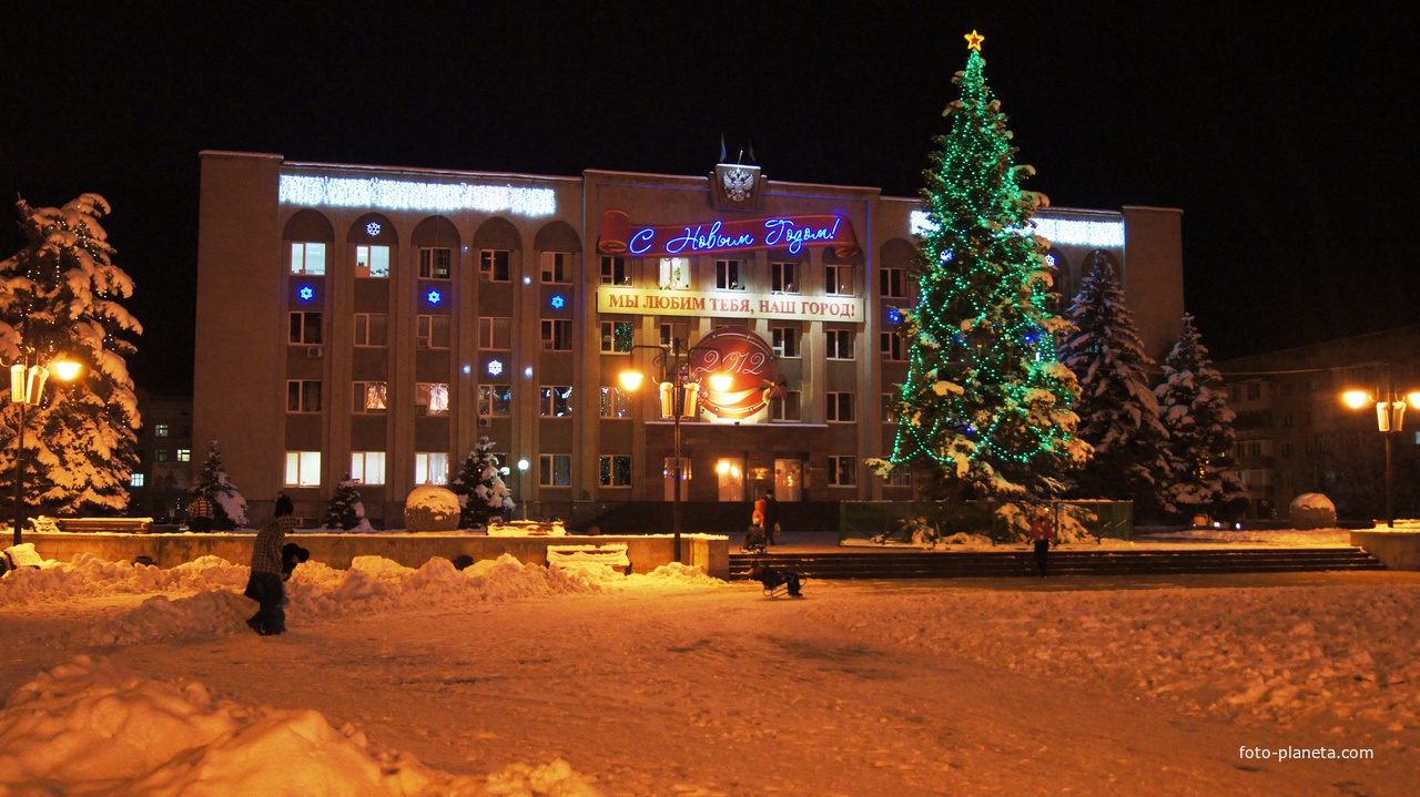Новогодняя ёлка перед администрацией Черкесска