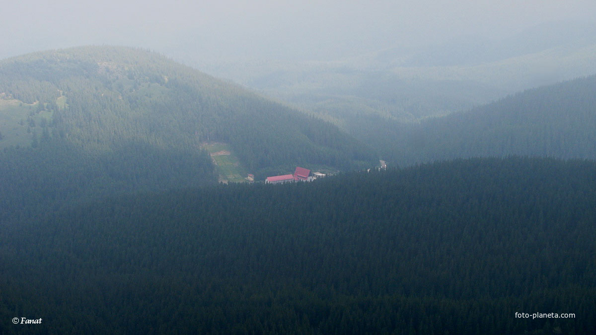 Вид с вершины на турбазу Заросляк