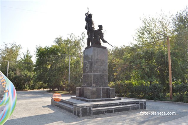 Памятник Великокой Октябрьской революции