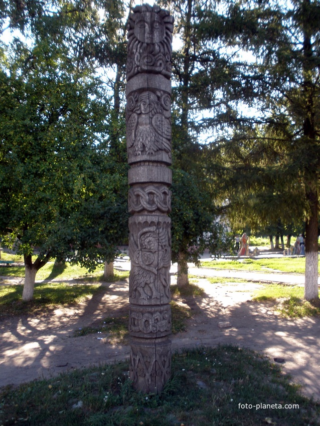 Деревянная скульптура в парке.