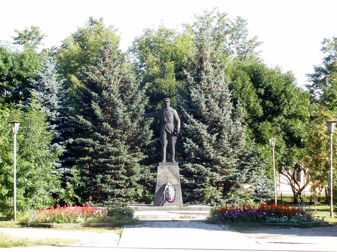 Памятник Щорса.