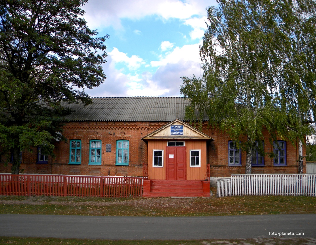 Старинное здание школы в селе Гуево