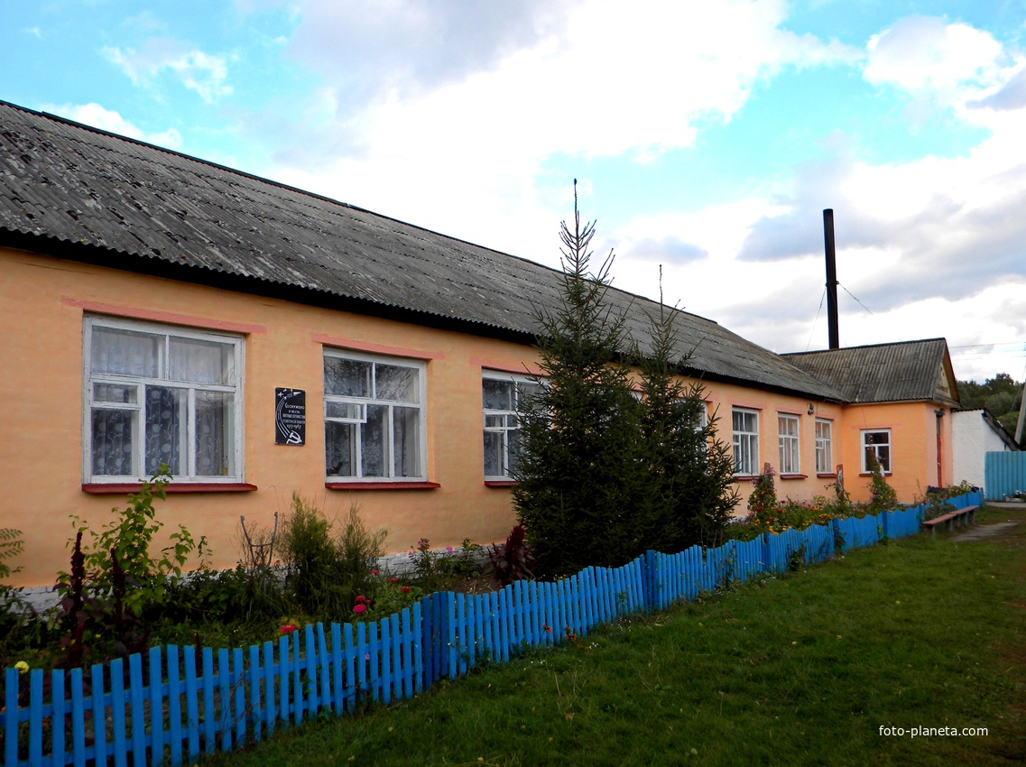 Современное здание школы в селе Гуево