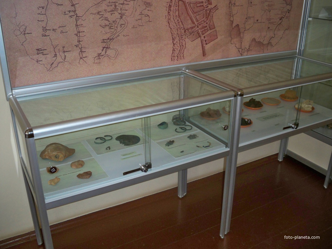 стенд с находками из краеведческого музея