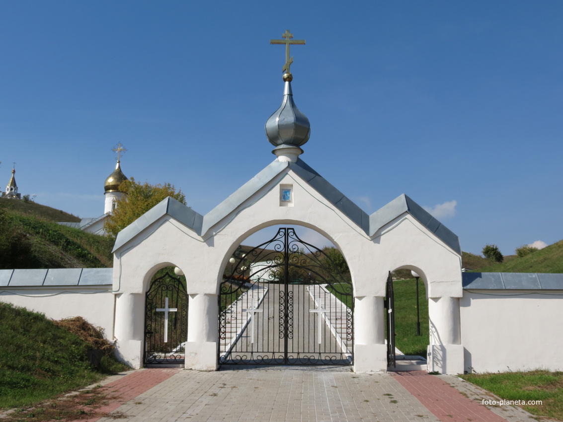 Врата Холковского Свято-Троицкого монастыря.