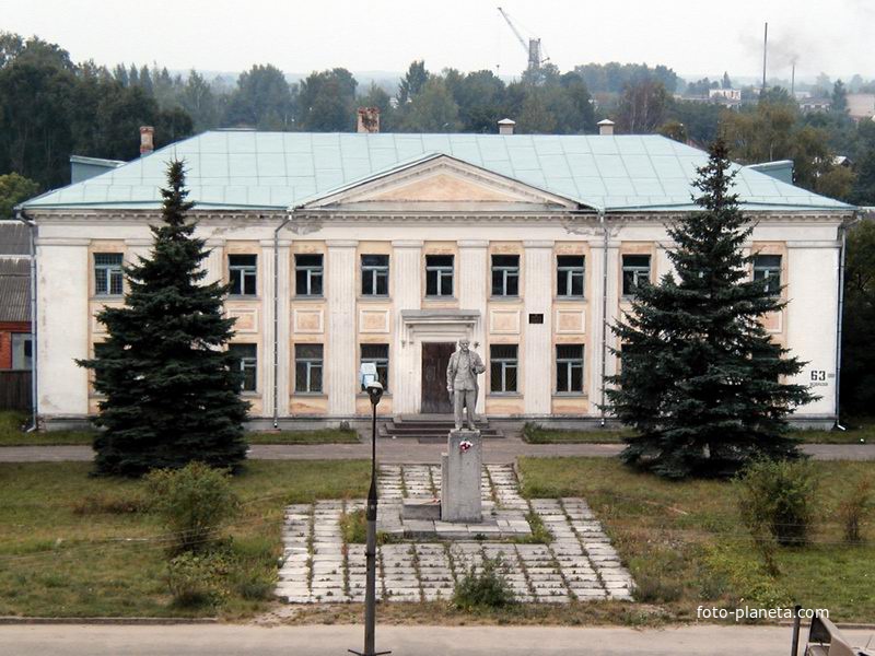 Вид на здание суда(бывший райком КПСС) и памятник Ленину