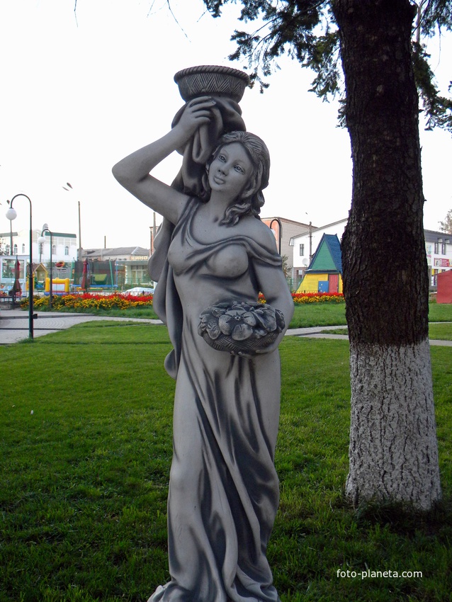 Скульптура у фонтана в городе Суджа