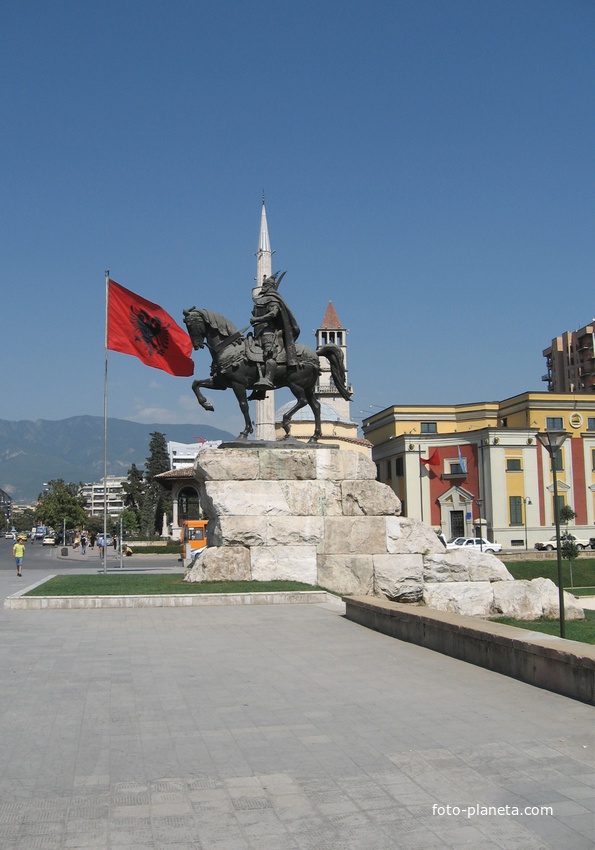 Тирана, памятник Скандербегу.