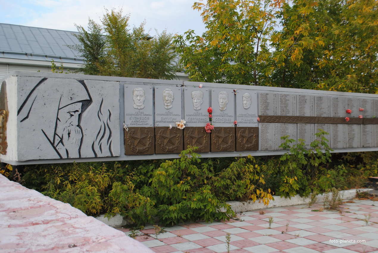 Стена памяти вк. Монумент славы Колывань. Стена памяти Курган. Памятник Колыванского района. Стена памяти в Новосибирске.