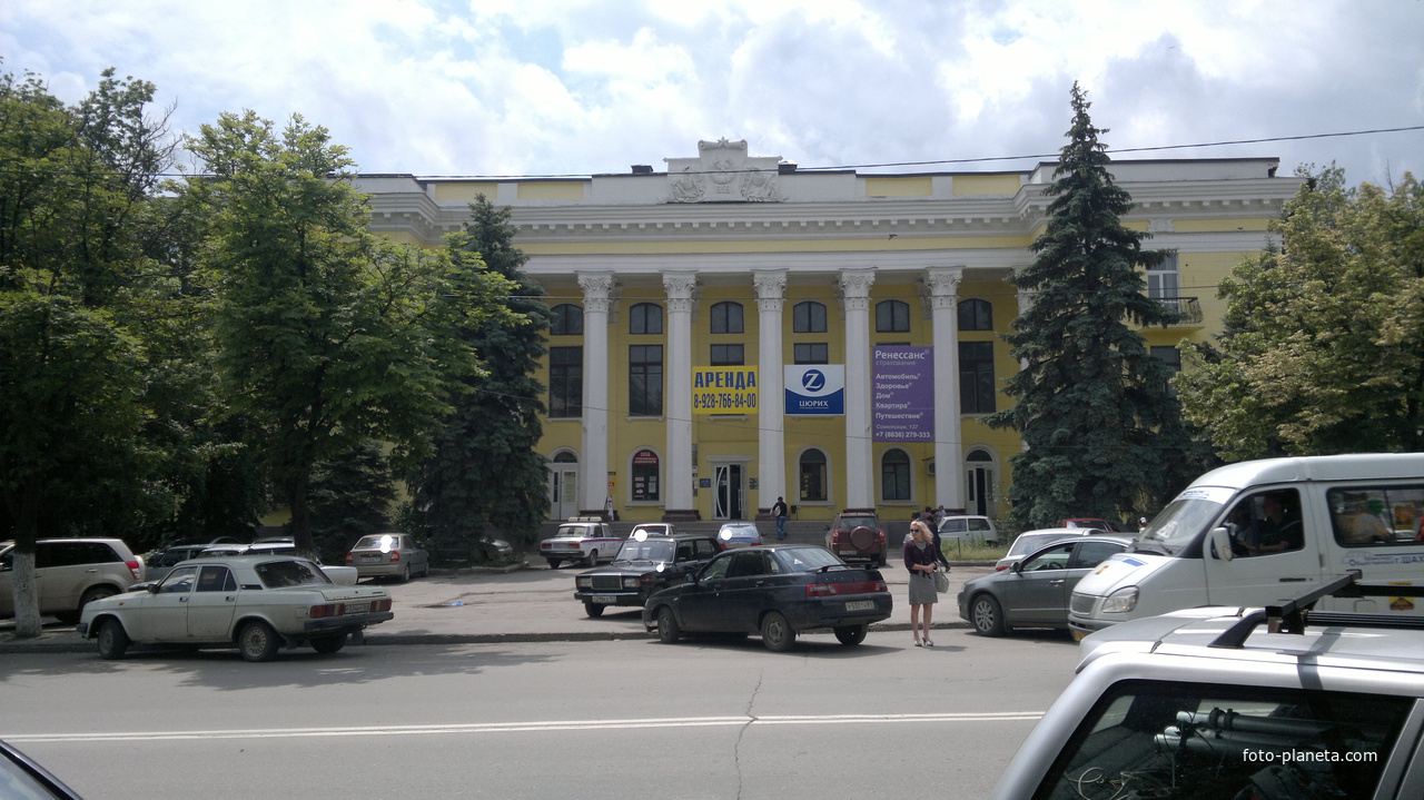 Шахты. Здание постройки  1959г. по ул. Советская (сейчас офисный центр).