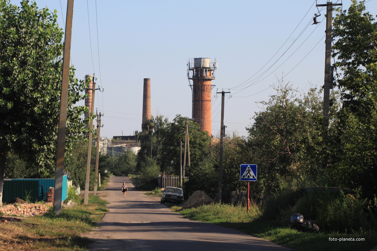Башня и трубы завода