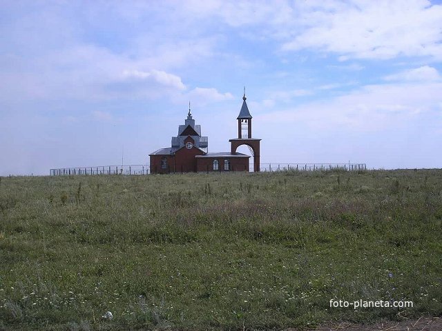 Новая церковь на окраине села