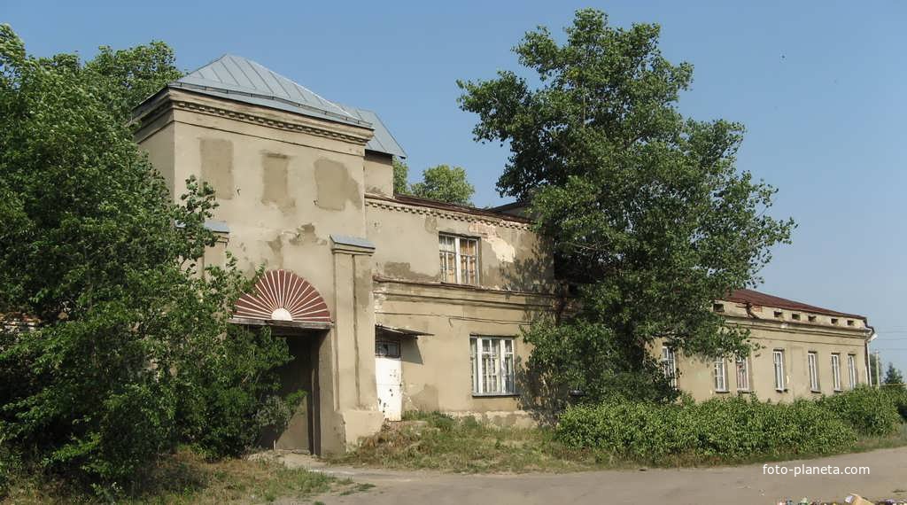 Имение графа Воронцова, внутри сохранились хозяйственные постройки