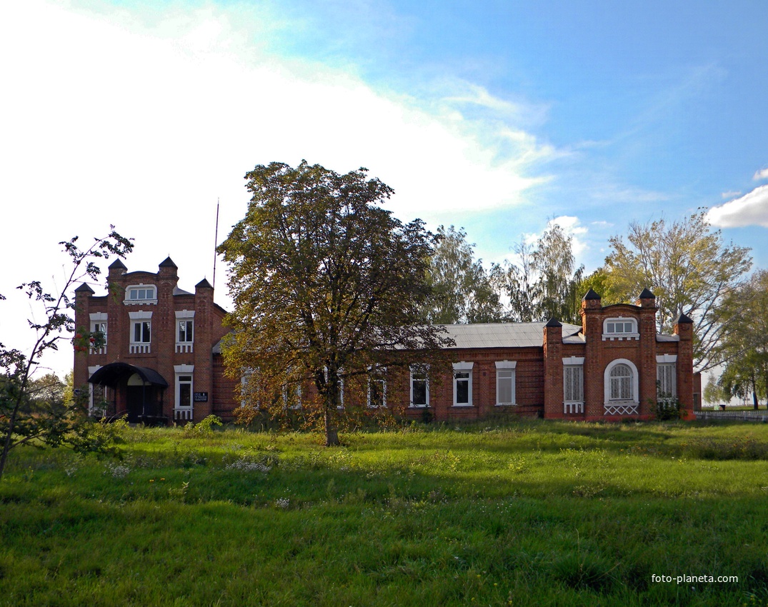 Старинное здание бывшей школы в селе Волчья Александровка