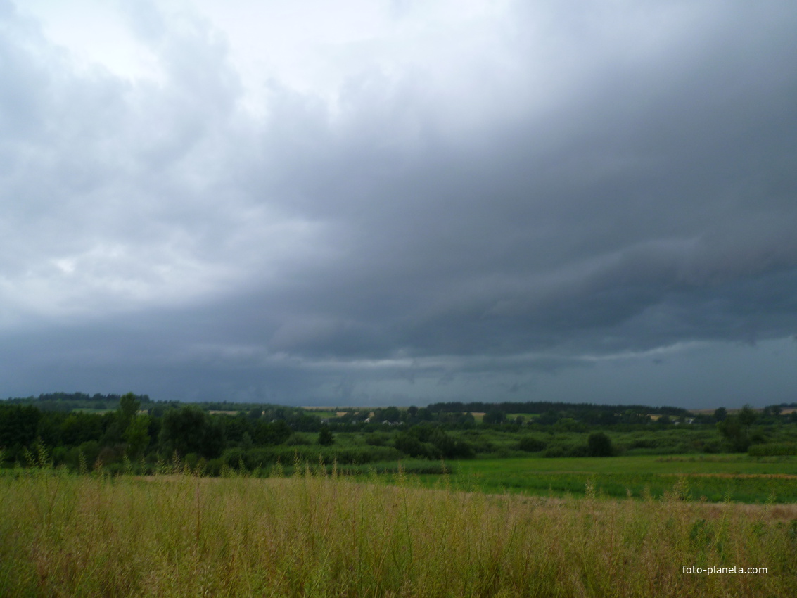 Грозове небо над селом.