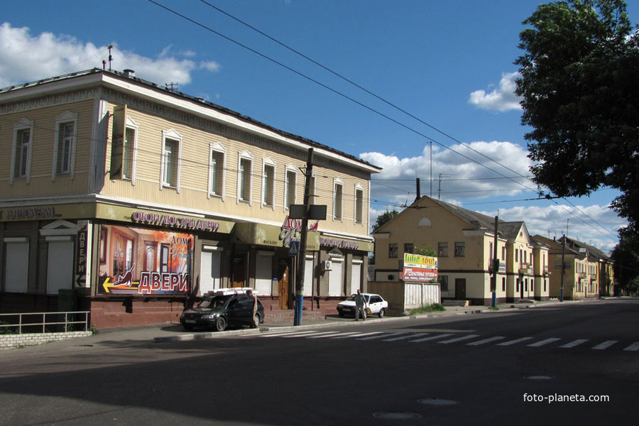 Улица Калинина, одна из основных в городе.