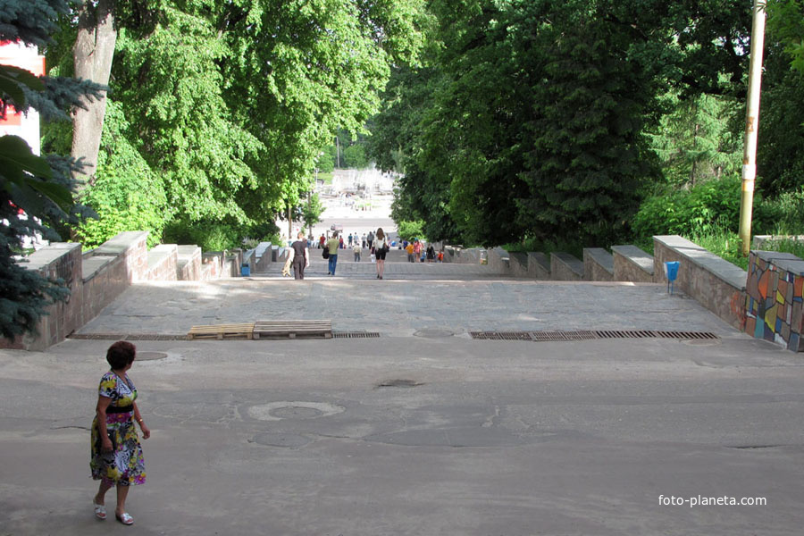 Бульвар Гагарина с лестницей.