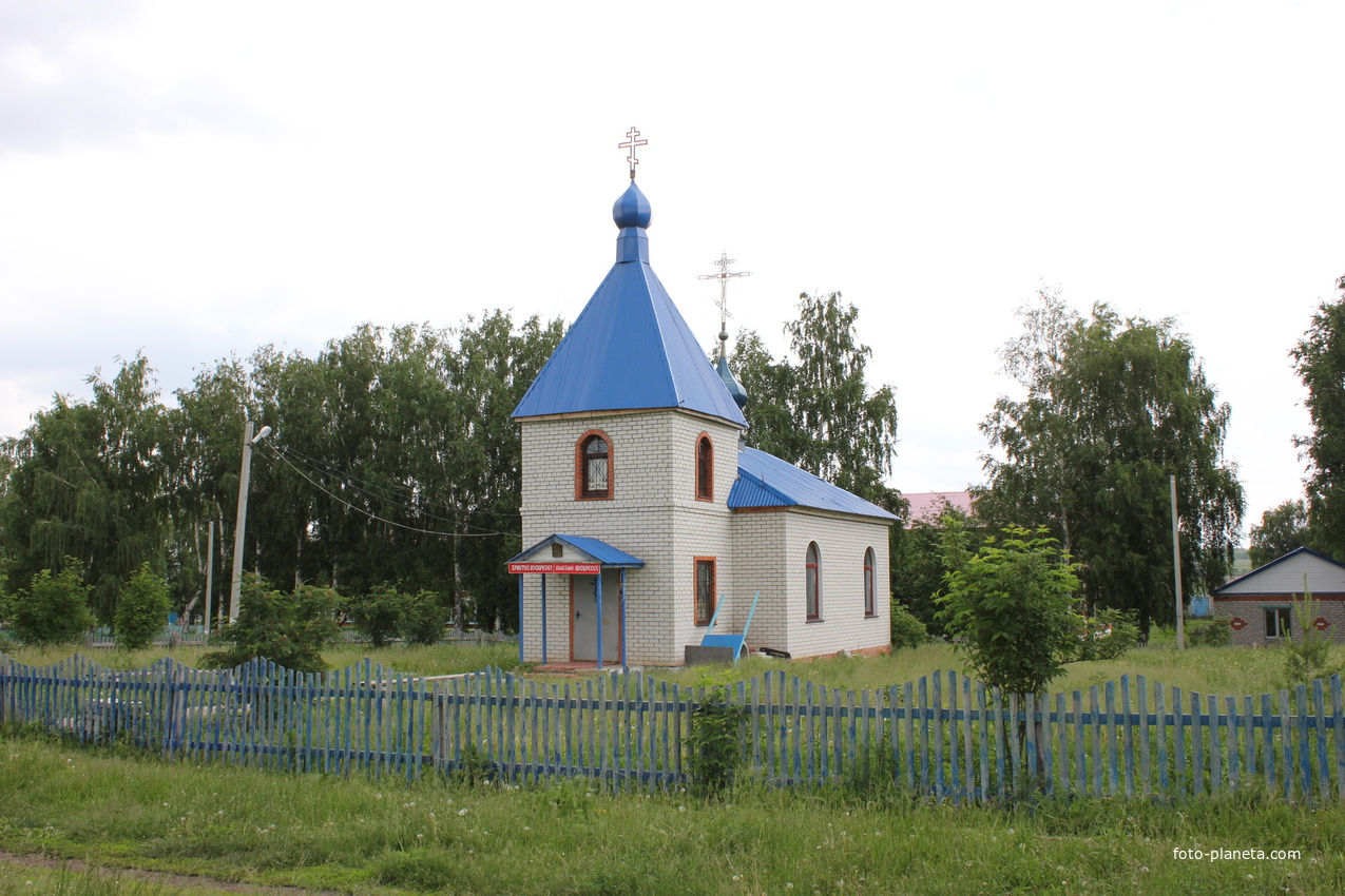 в центре села Покровская церковь