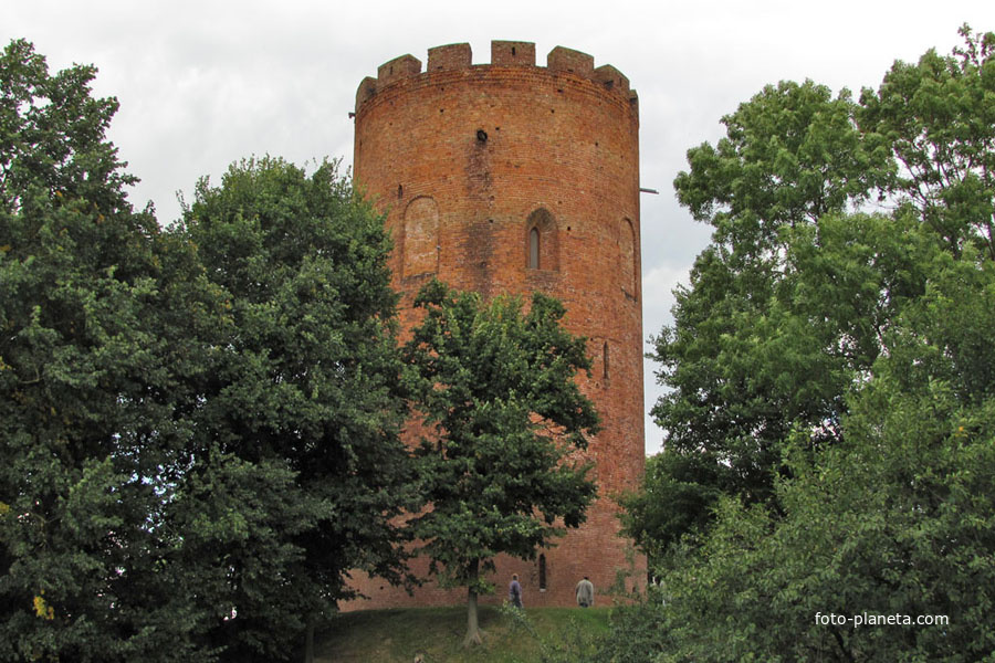 Городок славен башней XIII века.