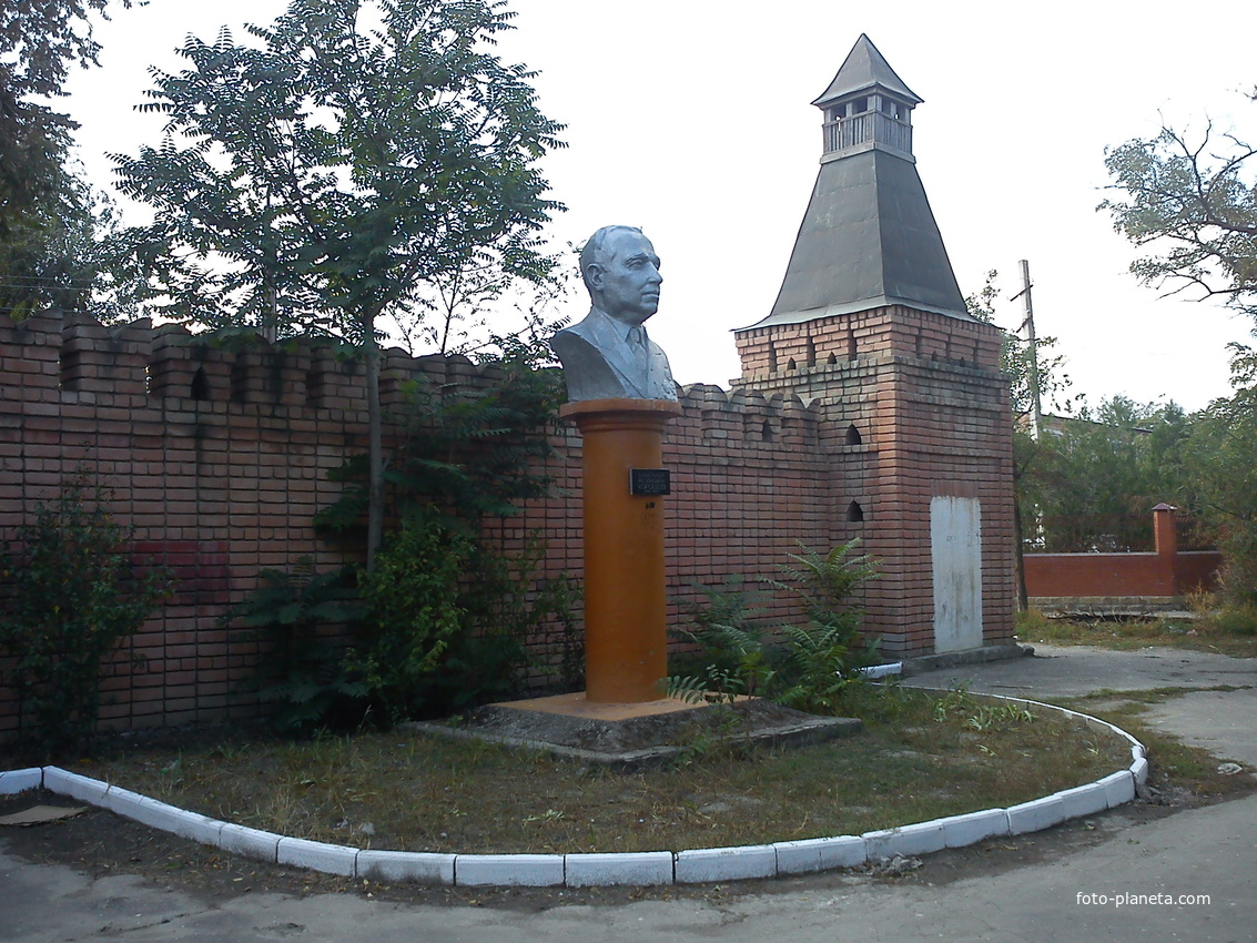 Памятник Хорошеву в Кизляре