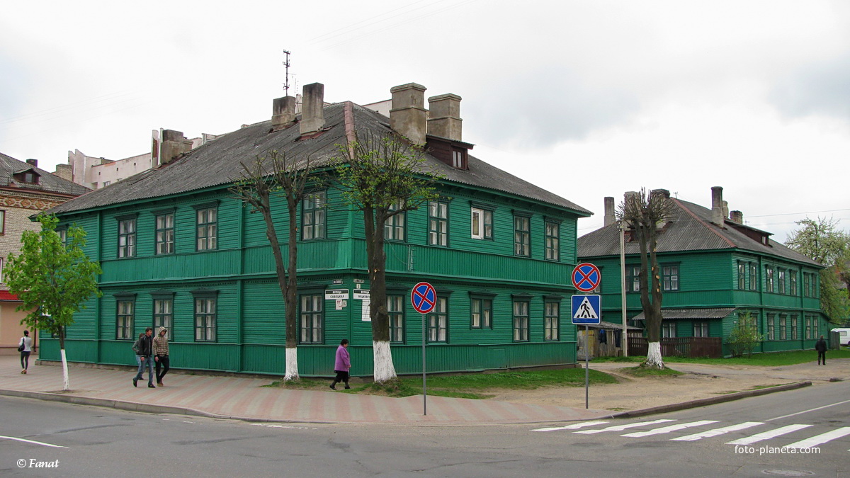 Деревянные дома на углу улиц Советской и Мицкевича
