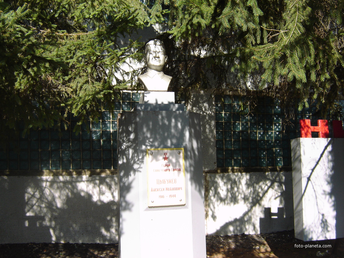 Ракитное. Памятник Герою Советского Союза Алексею Цыбулеву.