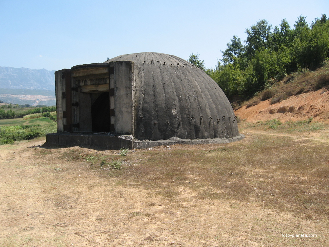 Тирана. Бункер в окрестностях Тираны.