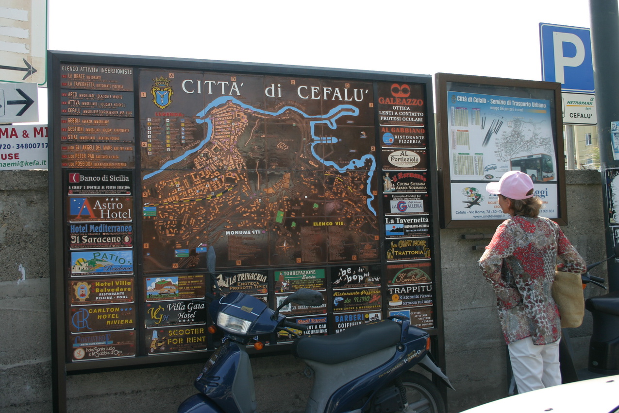 Панно - карта города Чефалу